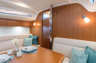Salong och matplats ombord på Bavaria Cruiser 37.