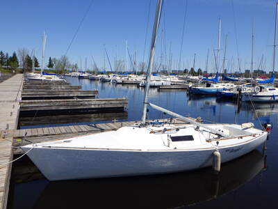 J/22 NSC Beagle III förtöjd vid brygga. Foto: Ahunt