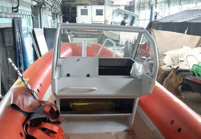 UMS RIB 900, detalj av akter- och arbetsdäcket.
