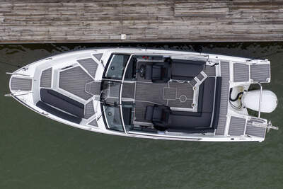 Yamarin Cross 75 BR sedd ovanifrån, med öppen planlösning och Softdeck.