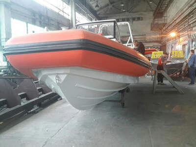 UMS RIB 900 under färdigställande, sedd från sidan.