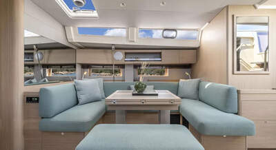 Salongen i Beneteau Oceanis 52 med C-formad sittgrupp.