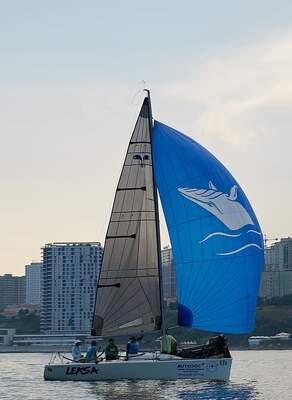 Beneteau 25 (Platu 25) med spinnaker under segling. Foto: CAPETS