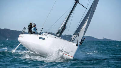 Beneteau First 27 SE i hård kryss, fotograferad från fören.