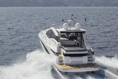 Galeon 485 HTS, officiell detaljbild av cockpit och akterdäck.