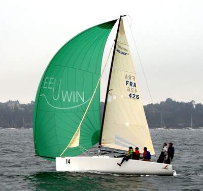 Melges 24 med gennaker under segling. Foto: Rémi Jouan