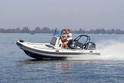 Zodiac Nautic PRO RIB med konsol och rollbar under gång.