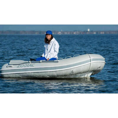 Zodiac Nomad 2.7 ALU under gång med vit/grå tub och aluminiumskrov. Foto: Grégoire Rabejac / TopPictures