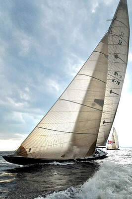 12mR-yachten Lionheart K-18 under segling.