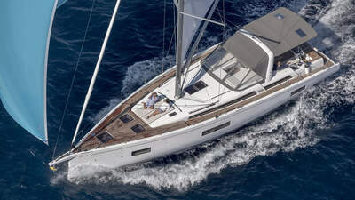 Oceanis Yacht 54 sedd från sidan i profil.