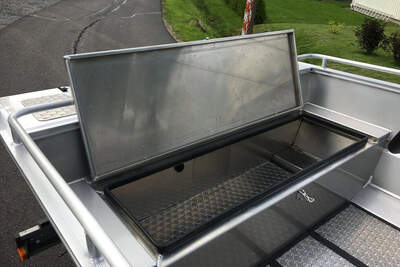 UMS 425M sedd från aktern med öppen sittbrunn och aluminiumdurk.