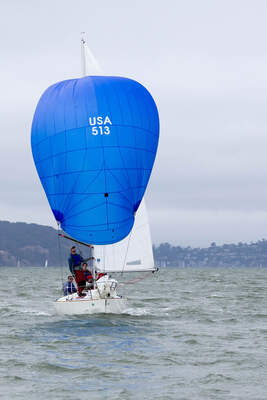 J/24 med blå spinnaker på undanvind i San Francisco Bay. Foto: Lulevich