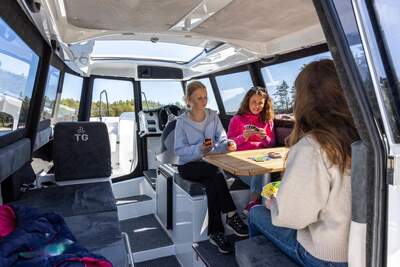 TG 7.9 Supreme på väg genom skärgården, sedd snett akterifrån.