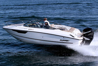 Flipper 670 DC under gång med Mercury-utombordare.