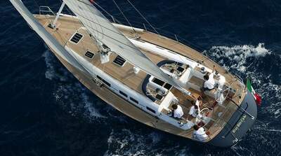 Grand Soleil 50 J&V från Cantiere del Pardo under segel, fotograferad snett akterifrån.