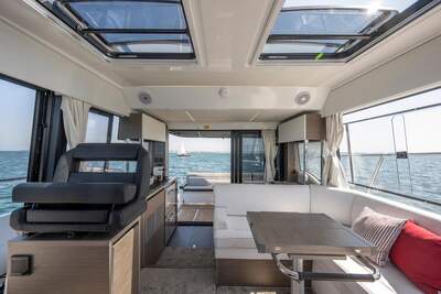 Salongen sedd akterifrån ombord på Jeanneau Merry Fisher 1295 Coupé.