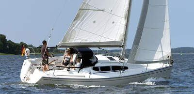 Dehler 29 under segling, fotograferad från babordssidan.
