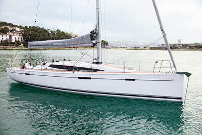Dehler 42 under segel – officiell produktbild.