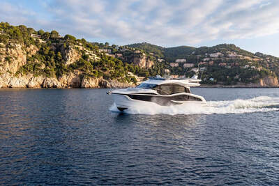 Galeon 520 FLY sedd snett akterifrån.