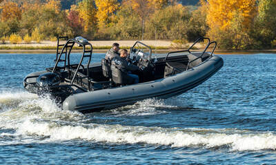 UMS RIB 630 i profil med utombordsmotor.