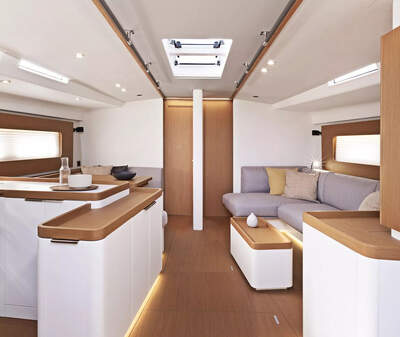 Salong och pentry i Beneteau First 53.