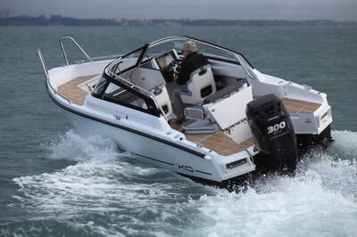 XO 250 Open under gång, sedd akterifrån med utombordare. Foto: XO Boats