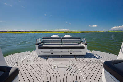 Galeon 375 GTO – officiell bild av akter och badplattformar.