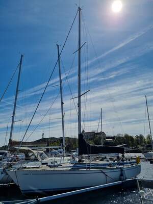 Nautor Swan 371 vid kaj i Kristiansand, Norge. Foto: EdoAug