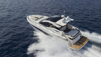 Galeon 485 HTS, exteriör med hardtop och öppet akterparti.