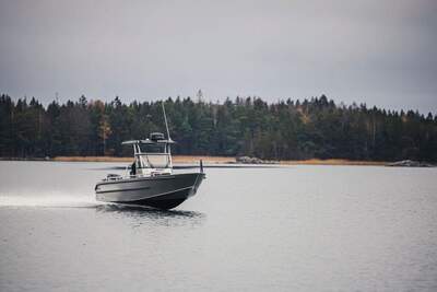 Arronet 20 5 SPT under gång i skärgårdsmiljö, sedd från babord.