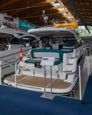 Aktervy av Grandezza 34 OC på Interboot 2020 i Friedrichshafen. Foto: Matti Blume