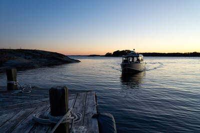 Alukin C 650 på väg in mot en brygga i skärgården. Foto: Hamnen.se