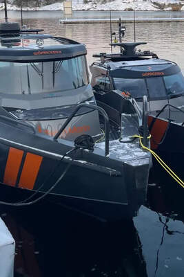 Närbild av fören och hytten på G-Force 10 Professional i vintermiljö.