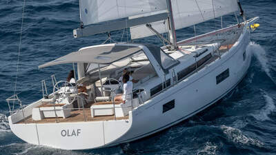 Oceanis Yacht 54 under segel, sedd snett akterifrån. Foto: Gilles Martin Raget
