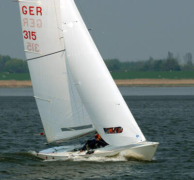 Soling på kryss, en 8,2 meter lång glasfiberkölbåt i internationell klass. Foto: Johann-Nikolaus Andreae
