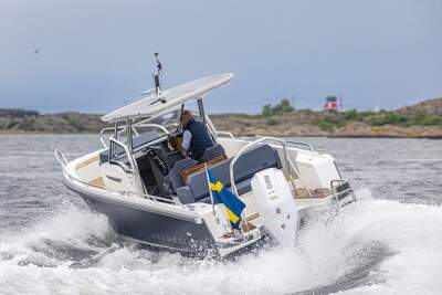 Nimbus Tender 8 med T-top i planing, sedd snett akterifrån.