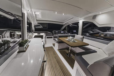 Galeon 425 HTS, officiell interiör- eller ombordbild.