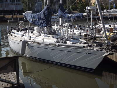Swan 51-035 s/y Belmont, närbild av skrov, däck och sittbrunn i Åbo 2021. Foto: LPfi