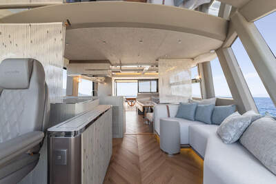 Salongen ombord på Galeon 620 FLY med panoramaglas och öppen planlösning.