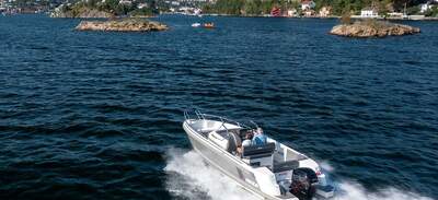 IBIZA 801 Sport CAB förtöjd nära norska klippor med kapell uppfällt.