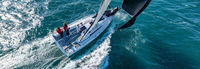 BENETEAU First 36 SE under segel, sedd från sidan.