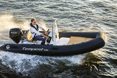 Capelli Tempest 430 SWE under gång med mörkgrå tuber och Suzuki-utombordare.