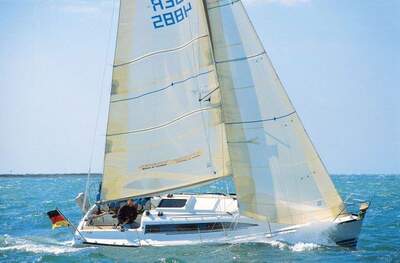 X-Yachts X-302 under segel, fotograferad från styrbord.
