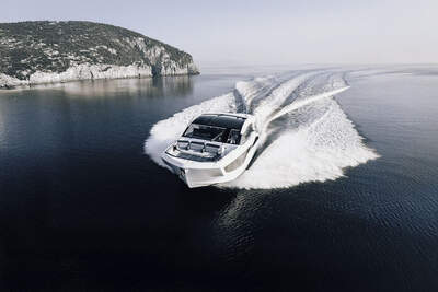 Galeon 435 GTI fotograferad från luften, styrbordssida.