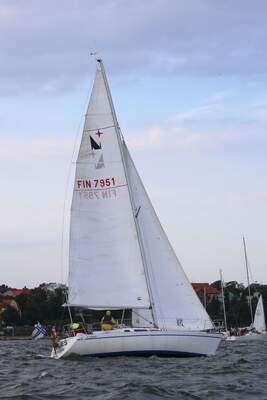 Albin Nova Blues, FIN-7951, under segling vid starten av Helsinki–Tallinna Race 2016. Foto: Jukka