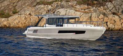 IBIZA Grand Explorer, exteriör vy av styrhus och fördäck.