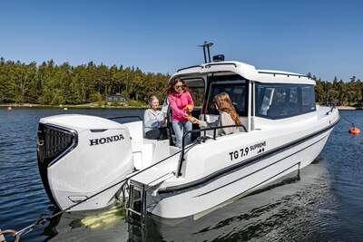 TG 7.9 Supreme fotograferad från aktern i skärgårdsvatten.