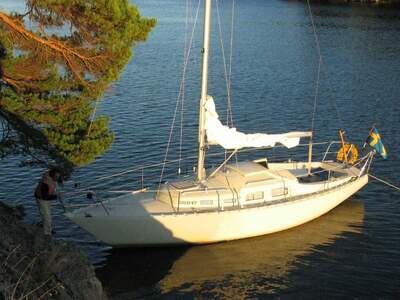 Shipman 28 förtöjd nära Gällnö i Stockholms skärgård. Foto: Johan Fredriksson (Esquilo)