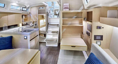 Salongen i Beneteau Oceanis 34.1 med pentry, navigationsplats och akterkoja.