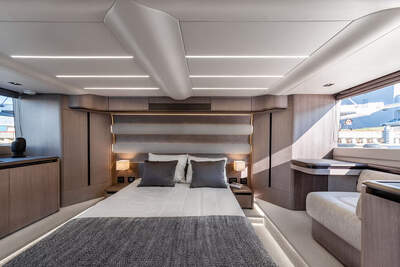 Masterkabinen ombord på Galeon 560 FLY.